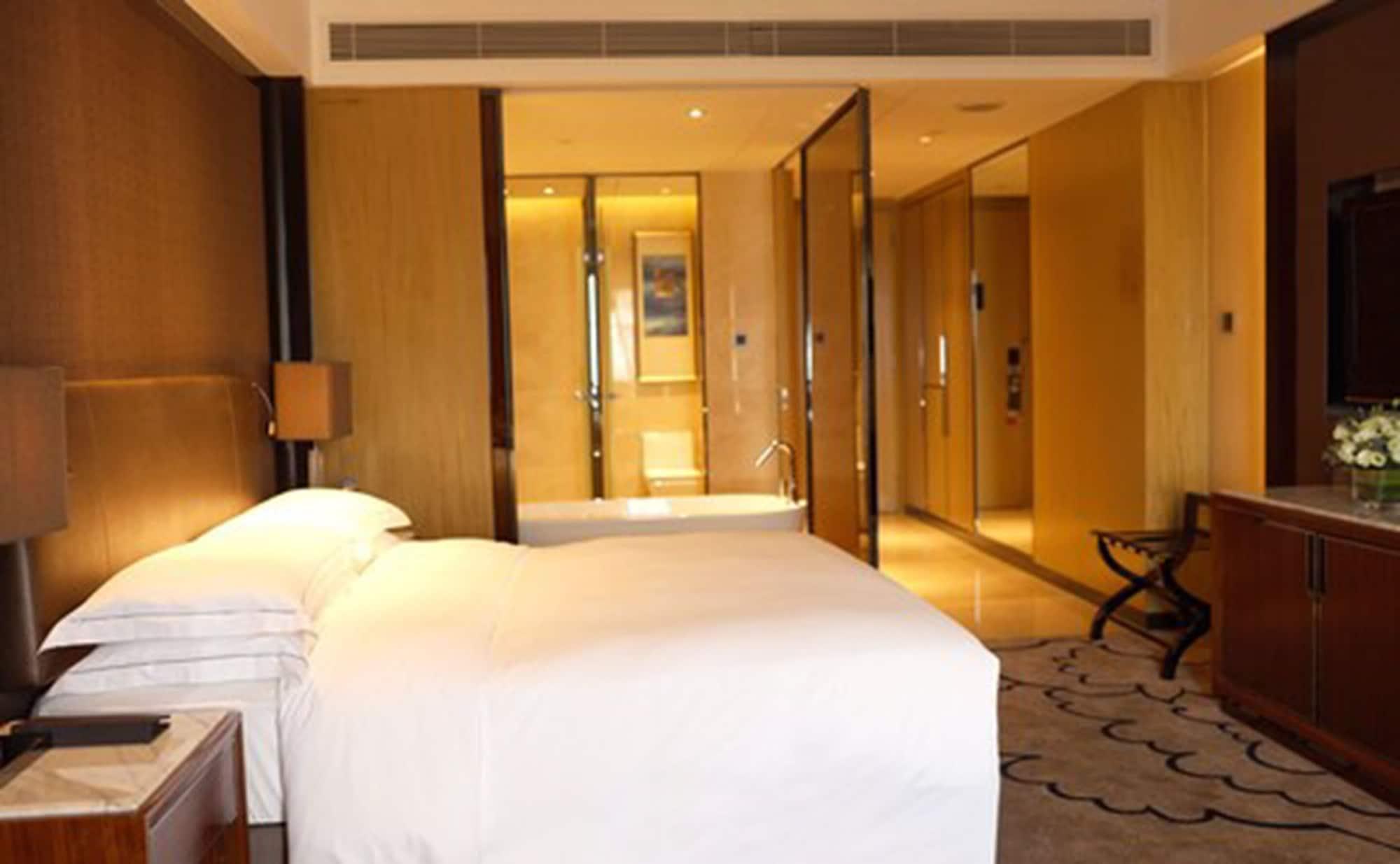 Hilton Zhongshan Downtown Bagian luar foto