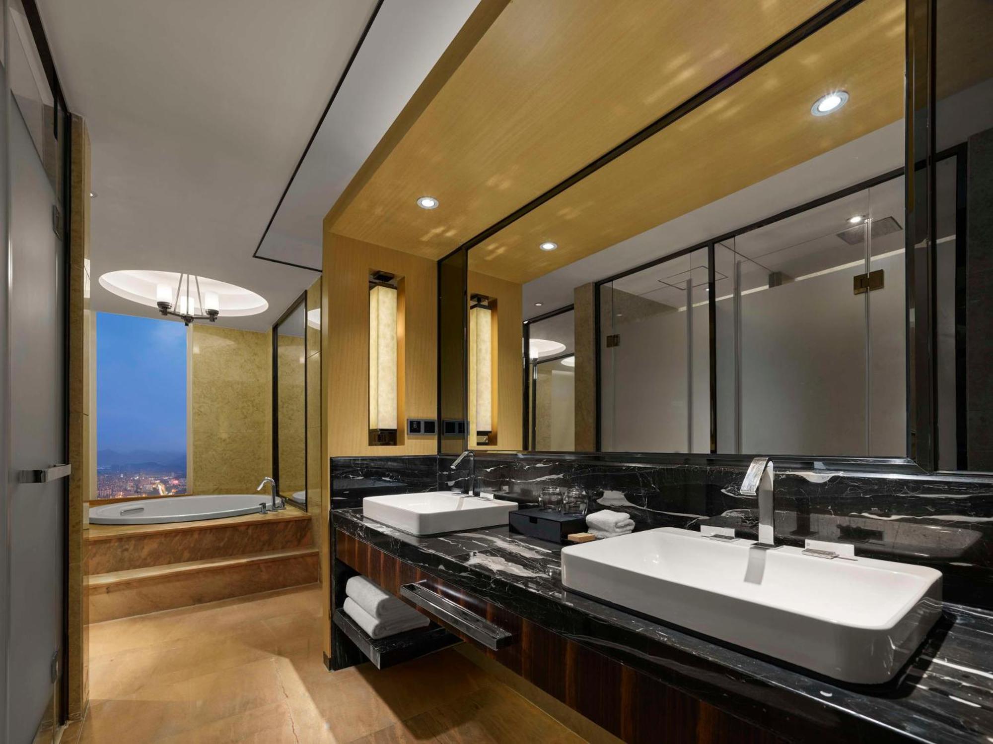 Hilton Zhongshan Downtown Bagian luar foto